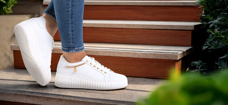 Weiße Sneaker mit Goldkettchen